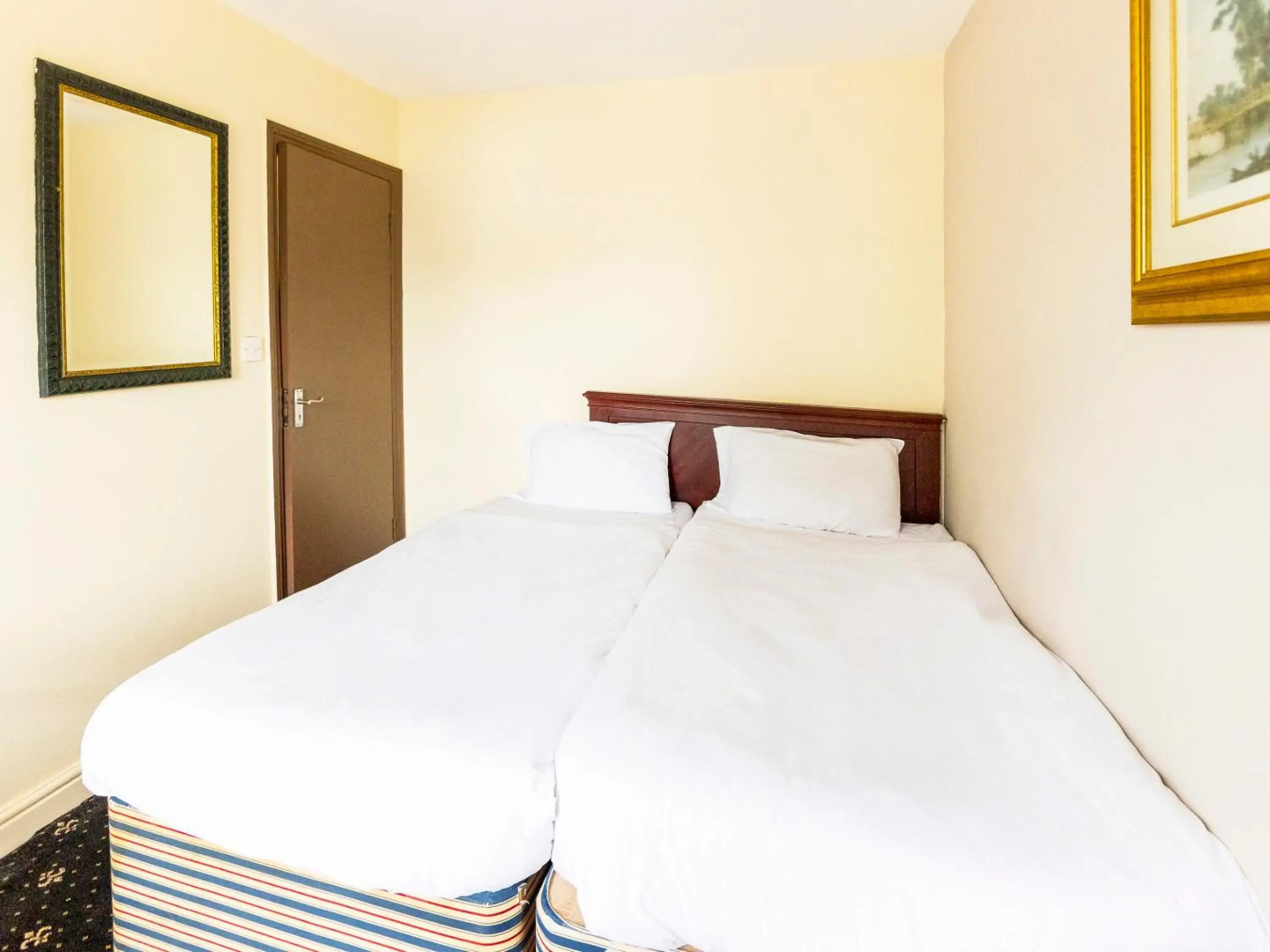 Photo - Old Oak Tree Inn