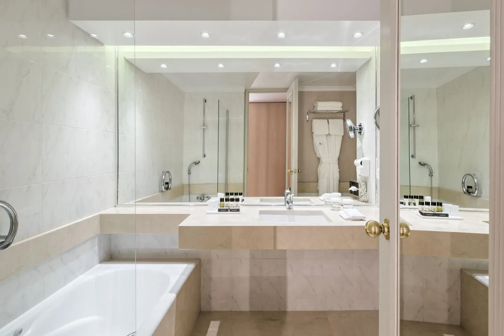 Photo - Divani Caravel