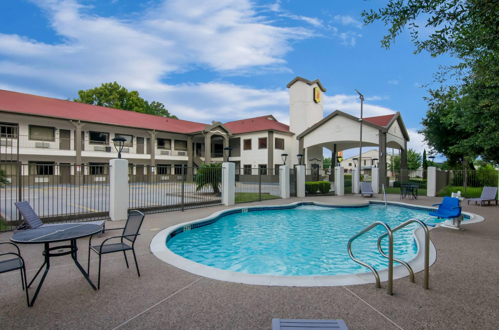 Photo - Super 8 by Wyndham Houston/Brookhollow NW