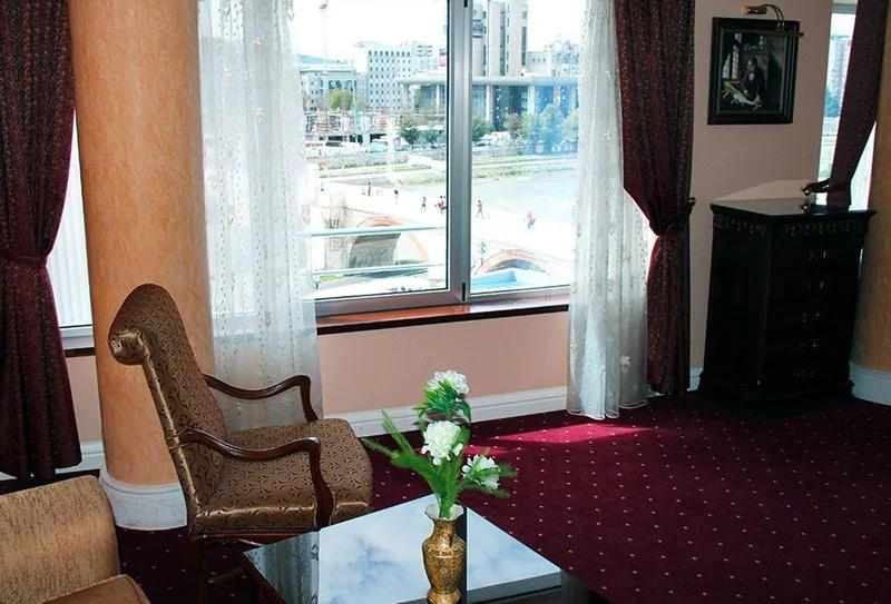 Photo - Stone Bridge Hotel