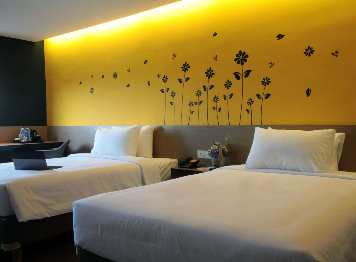 Foto - Yellow Bee Tangerang