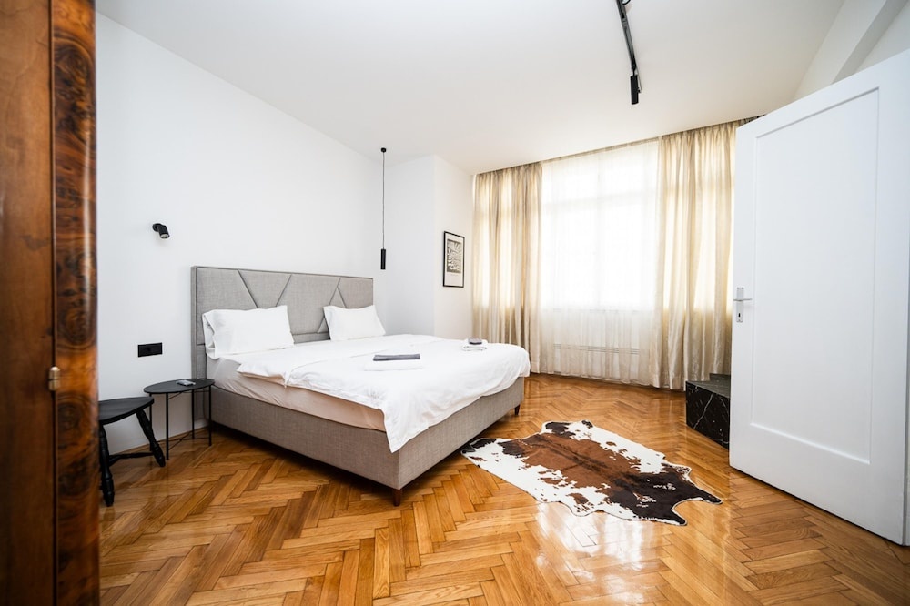Design 150m2 Three-bedroom Apartment - Main Street