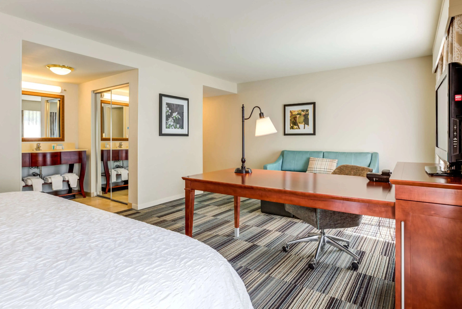 Photo - Hampton Inn & Suites Westford-Chelmsford