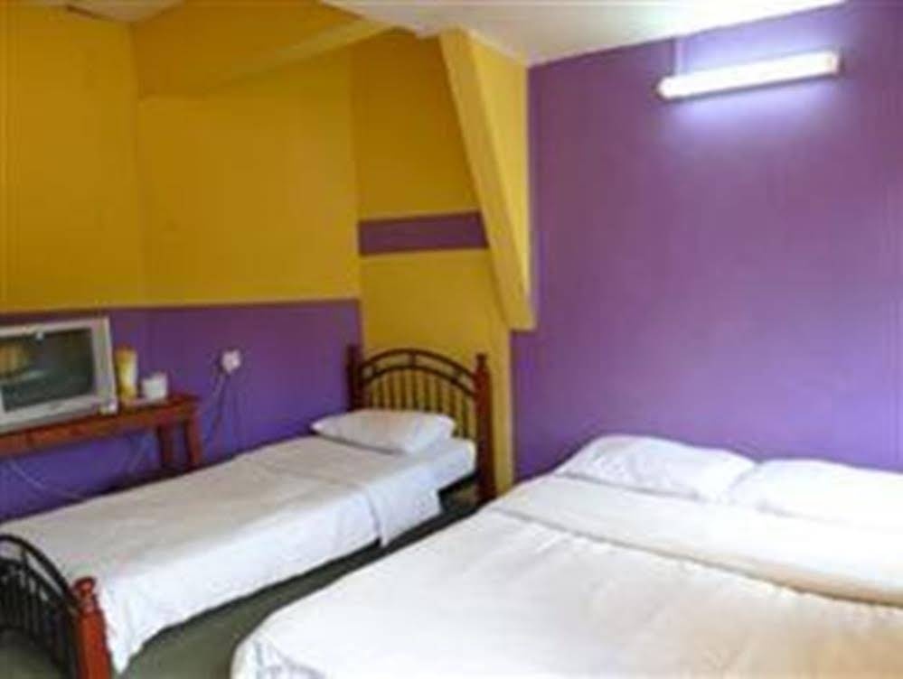 OYO 44029 Tudor Home Inn