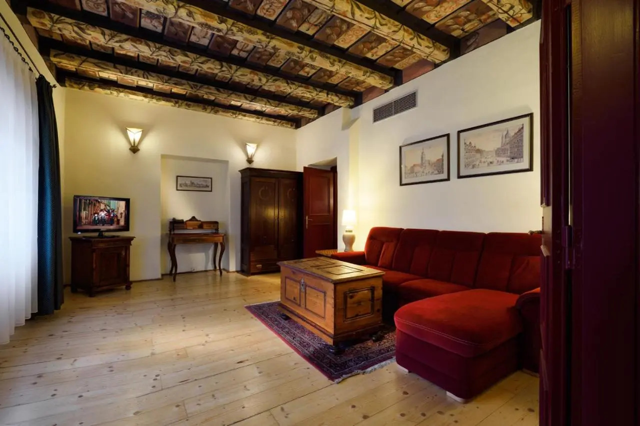 Photo - Archibald At the Charles Bridge