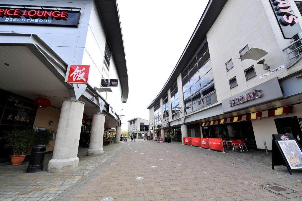 Penthouse Apartment - City Centre - Free Parking, Balcony, Fast Wifi and Smart TV with Netflix by Yoko Property