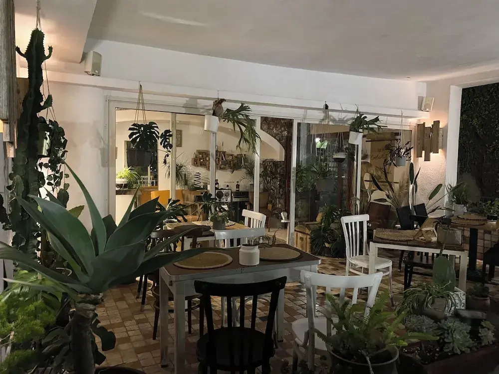 Foto - Black Market Hotel