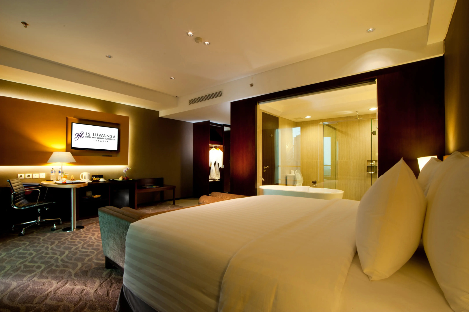 Photo - JS Luwansa Hotel and Convention Center
