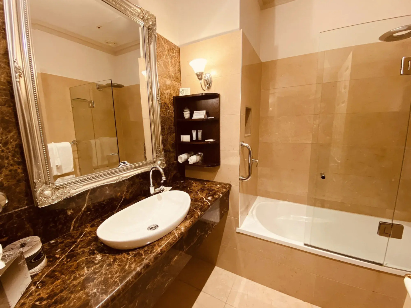 Photo - Royal Albert Hotel