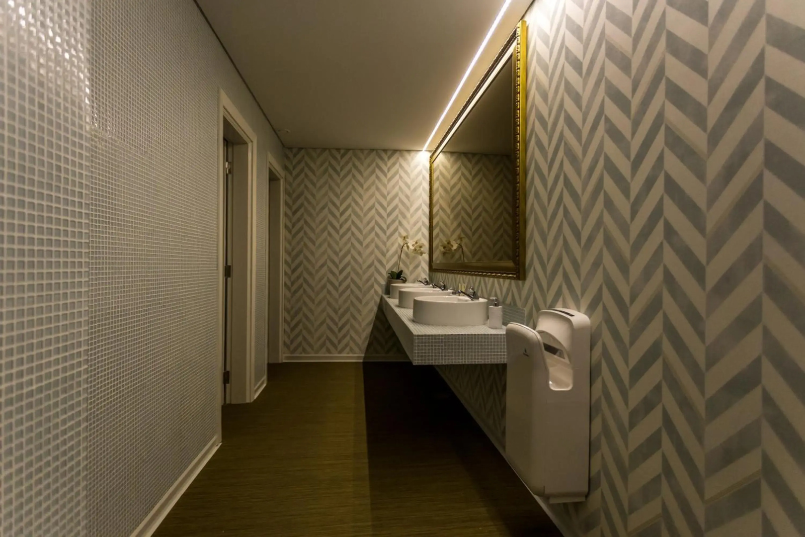Photo - Adelaide Hotel