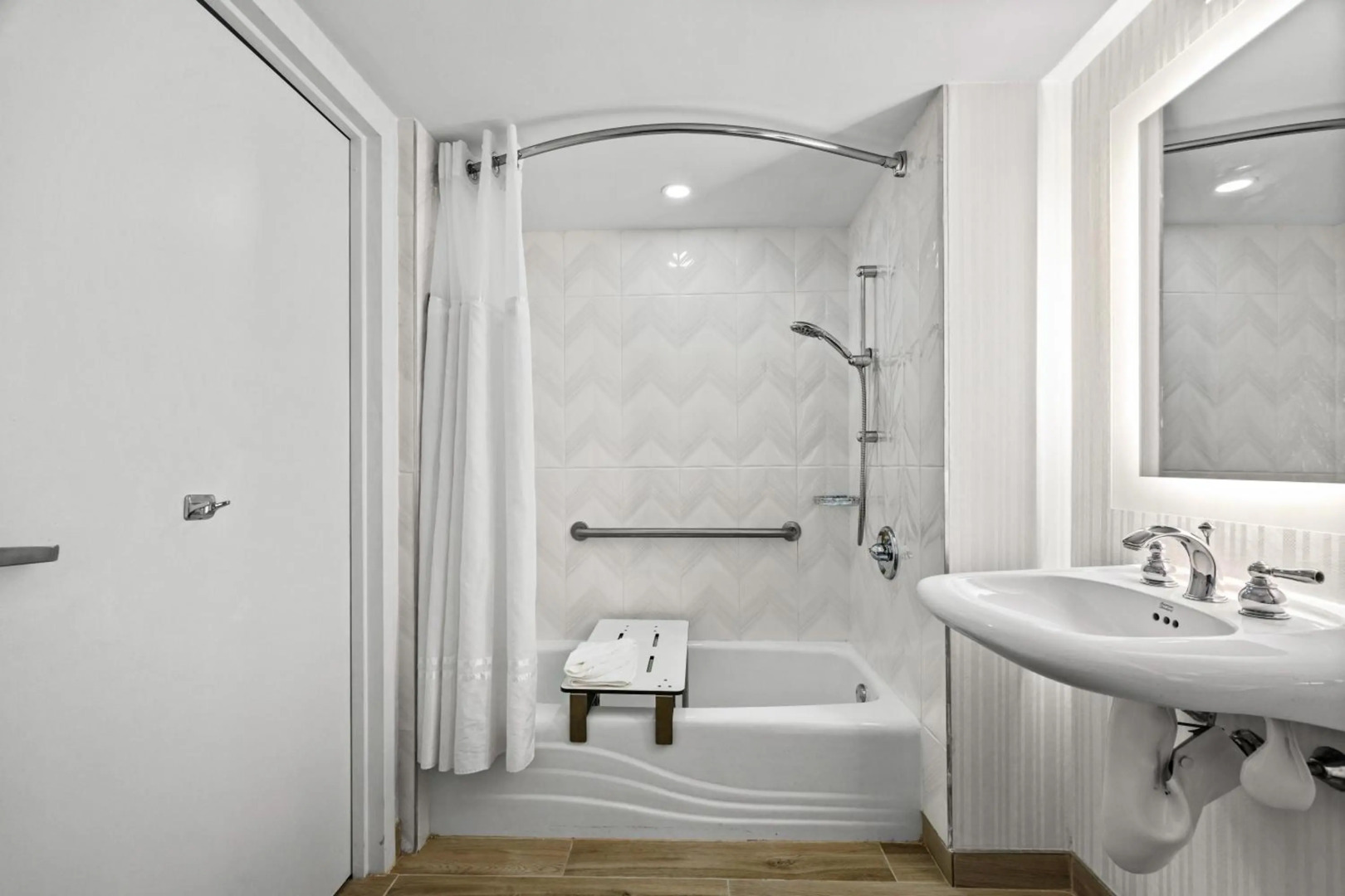 Photo - DoubleTree by Hilton New York JFK Airport