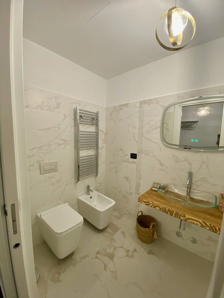 Photo - Gatto Bianco Le Mura