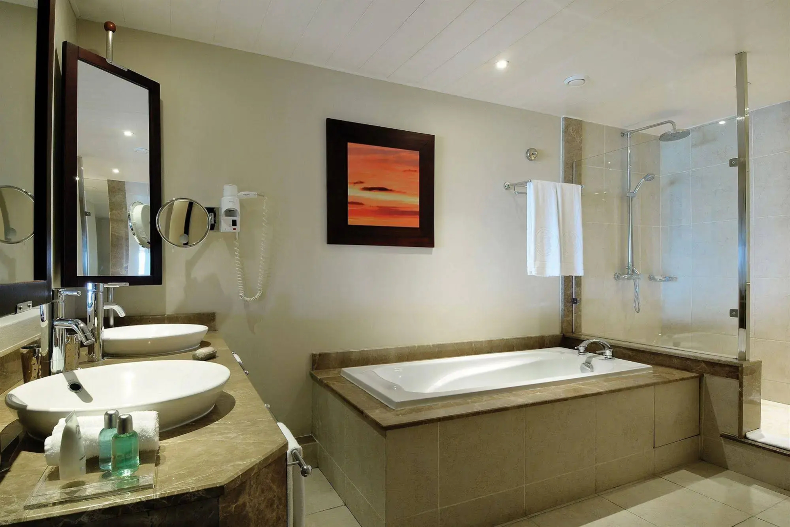 Photo - Victoria Beachcomber Resort & Spa