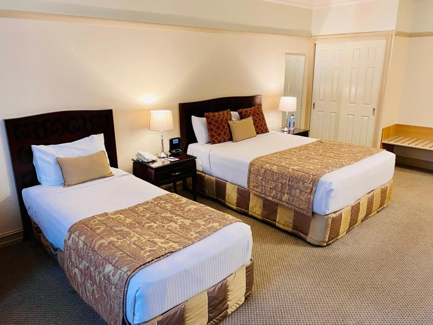 Photo - Royal Albert Hotel