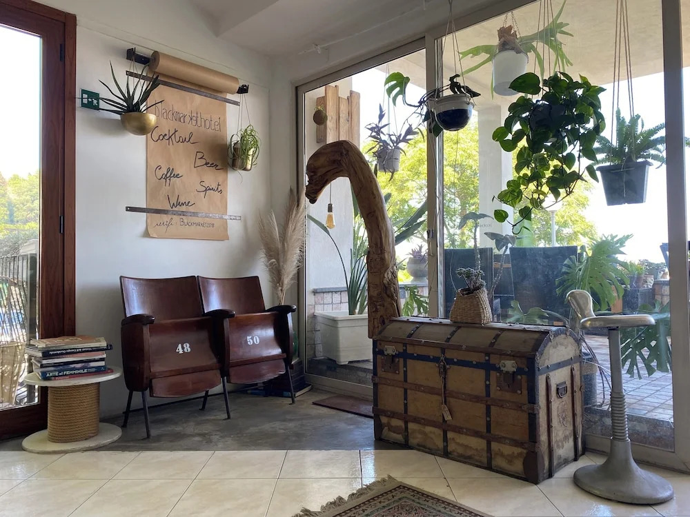 Foto - Black Market Hotel