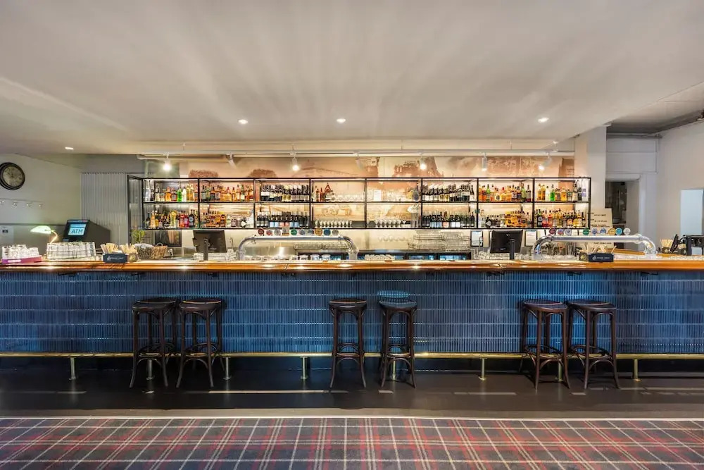 Photo - College Lawn Hotel