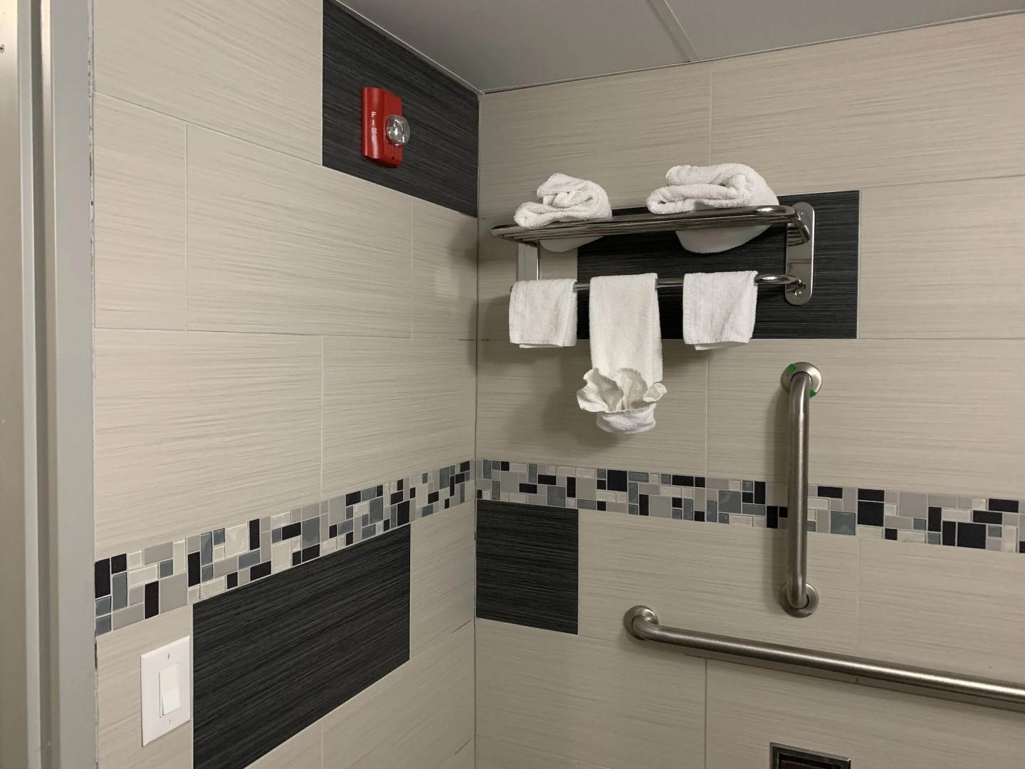 Photo - Red Carpet Inn Elmwood