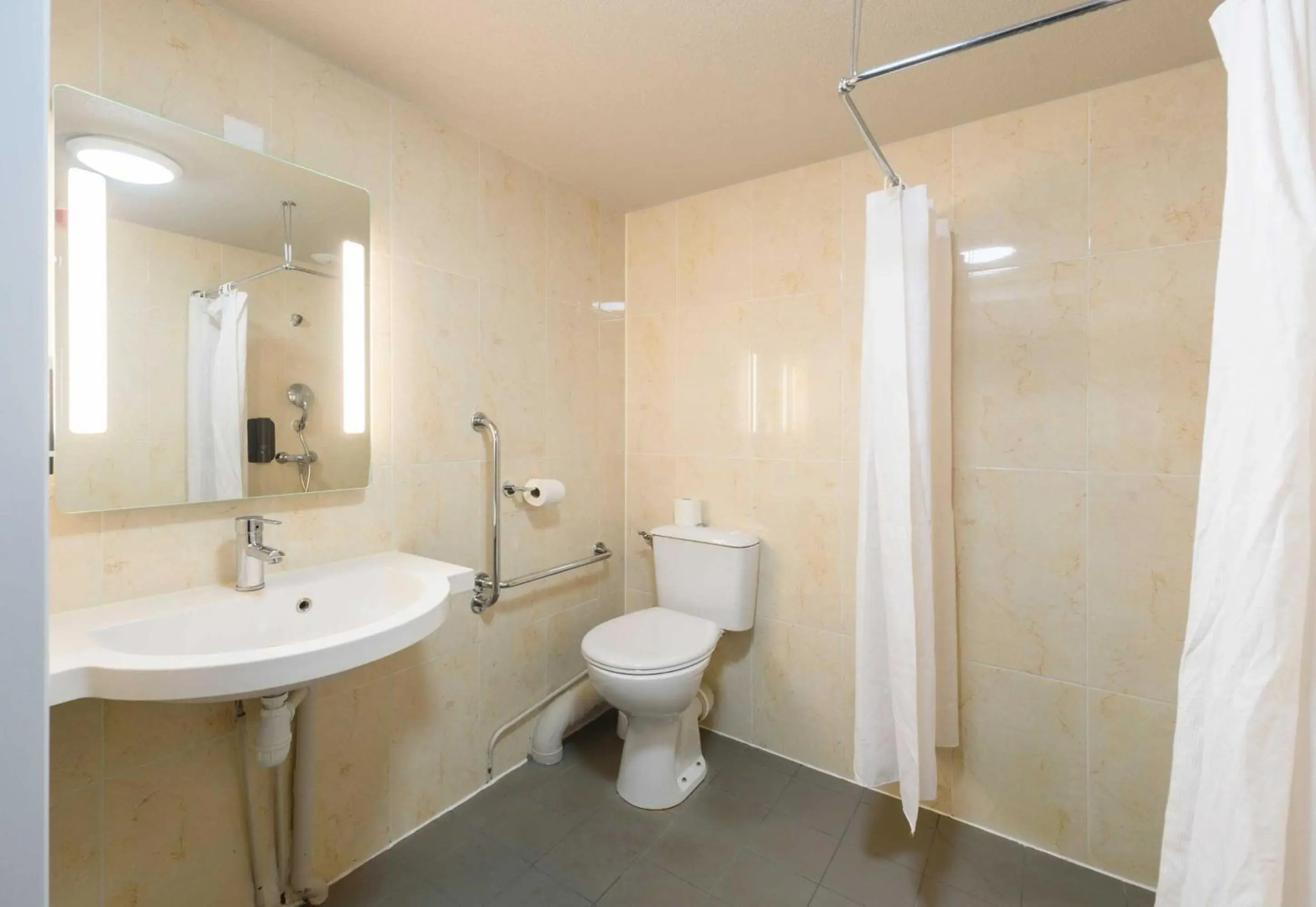 Photo - B&B HOTEL Toulouse Centre Canal du Midi