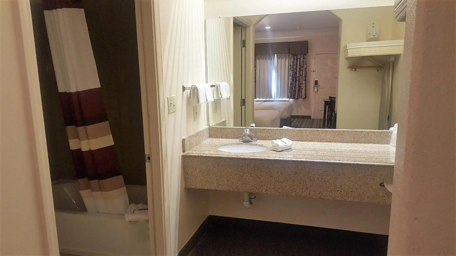 Photo - Red Roof Inn & Suites Houston – Humble/IAH Airport