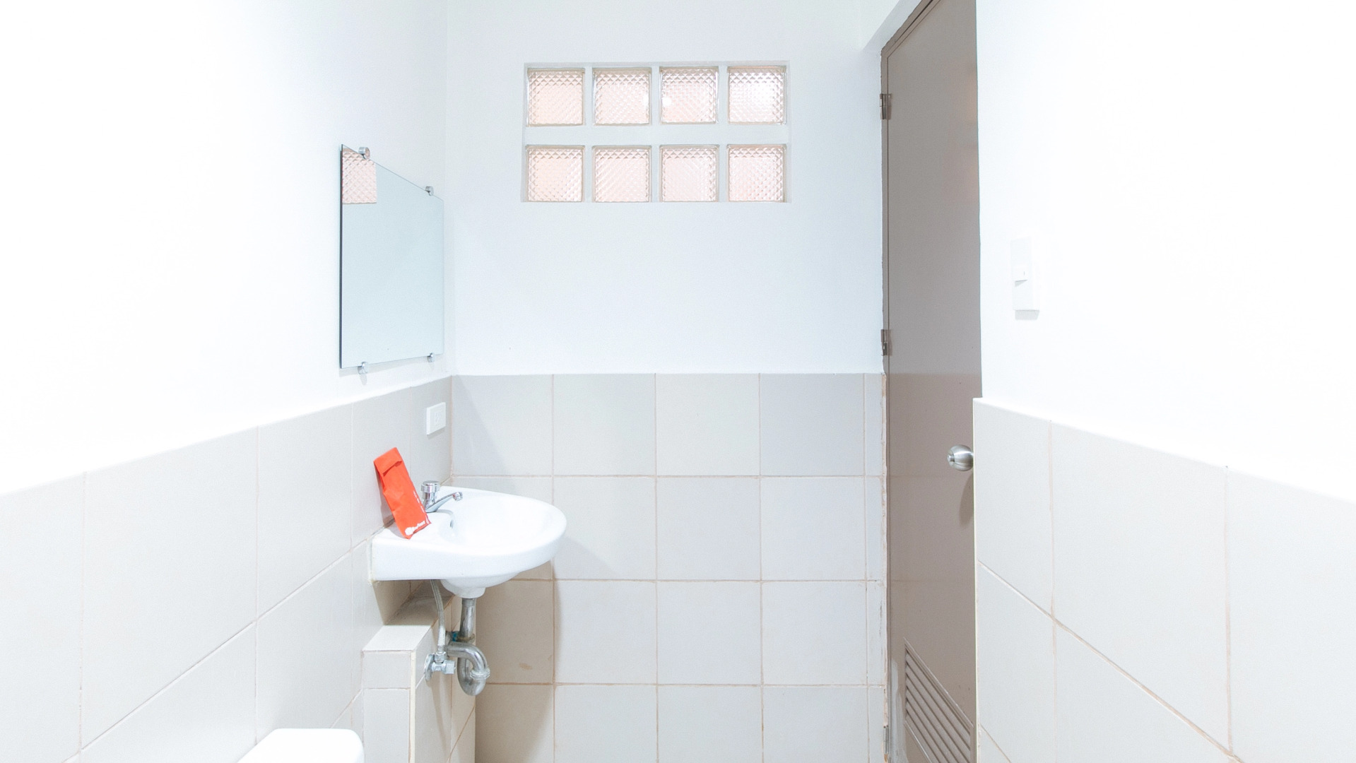 Foto - RedDoorz @ Jardin LRT Tayuman Manila