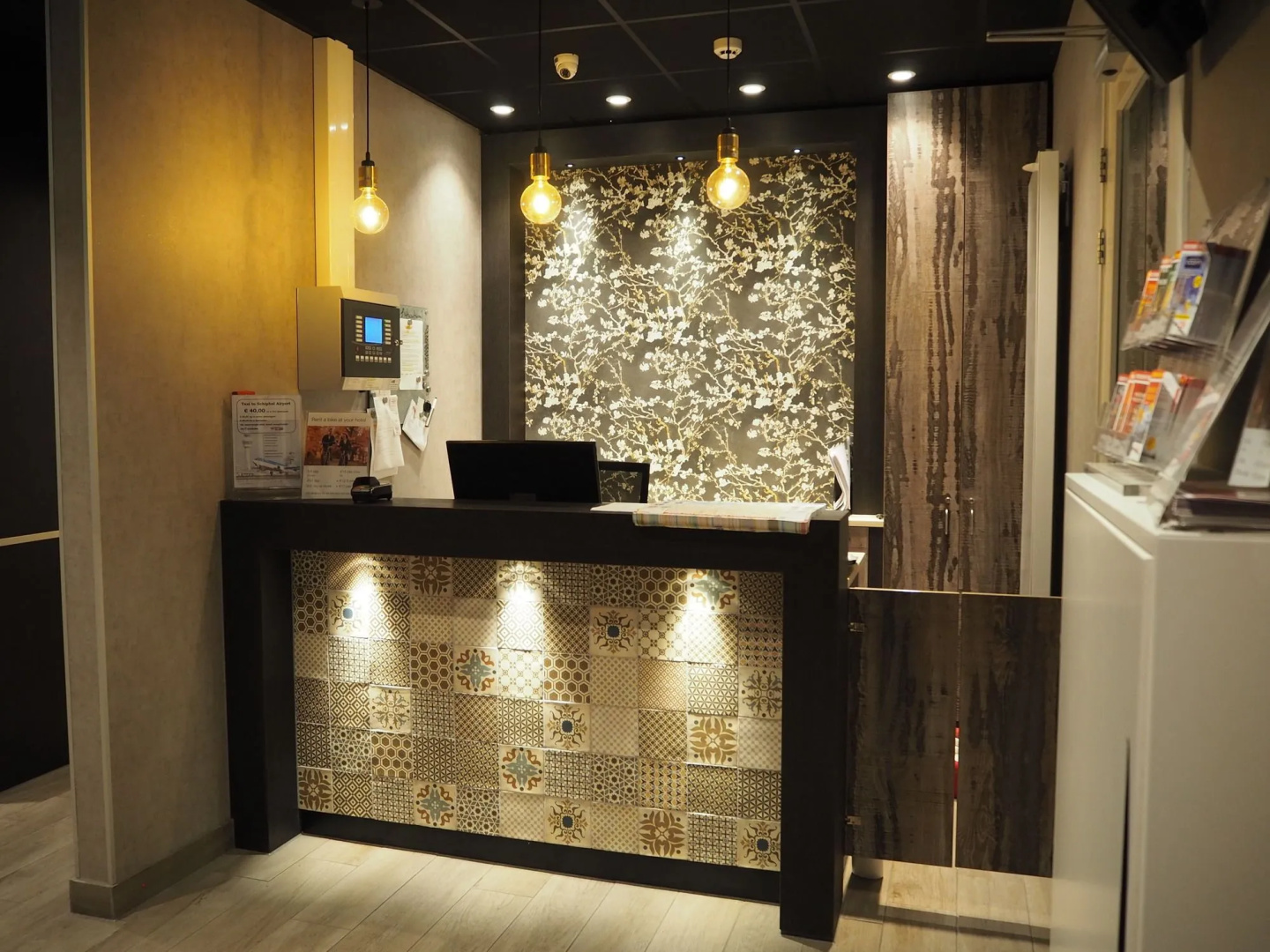Photo - Blossoms City Hotel