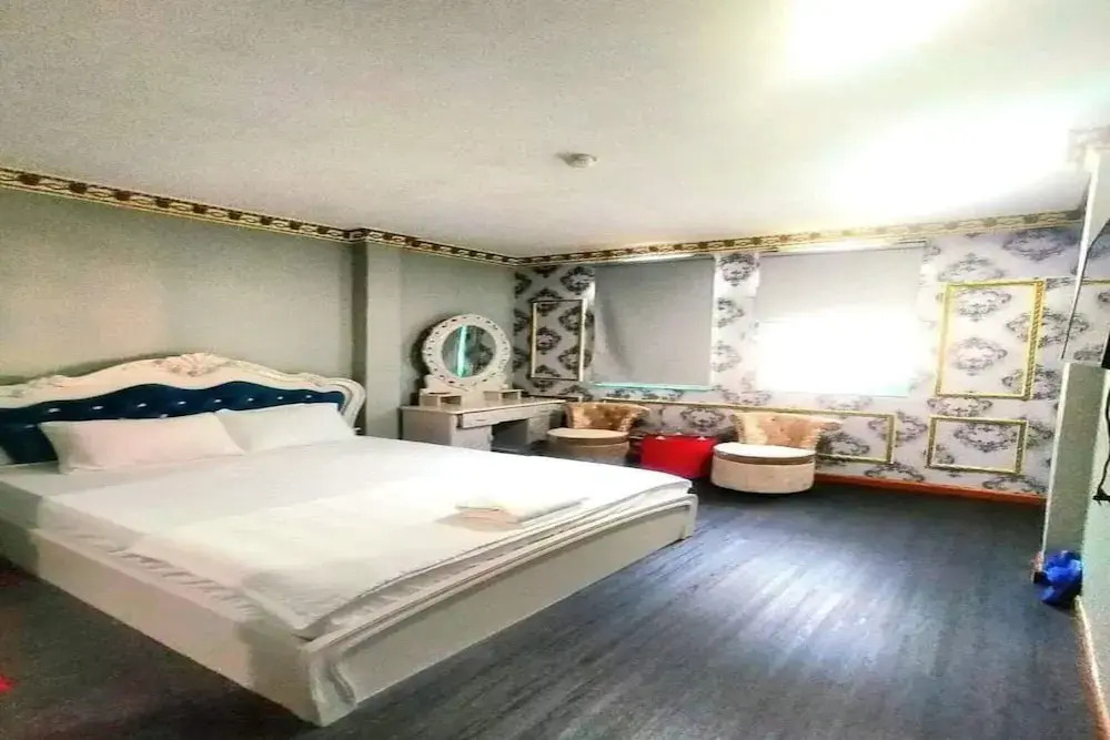 Foto - CROWNE MEOW BÙI VIỆN HOTEl 2