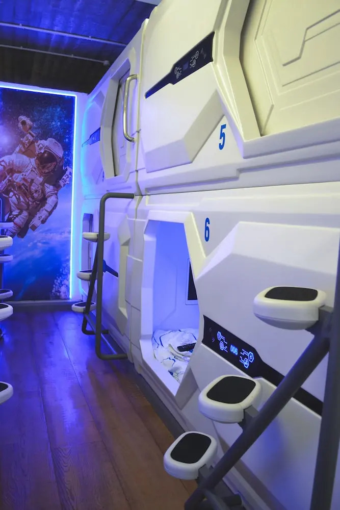 Foto - Cosmos Capsule Hub London