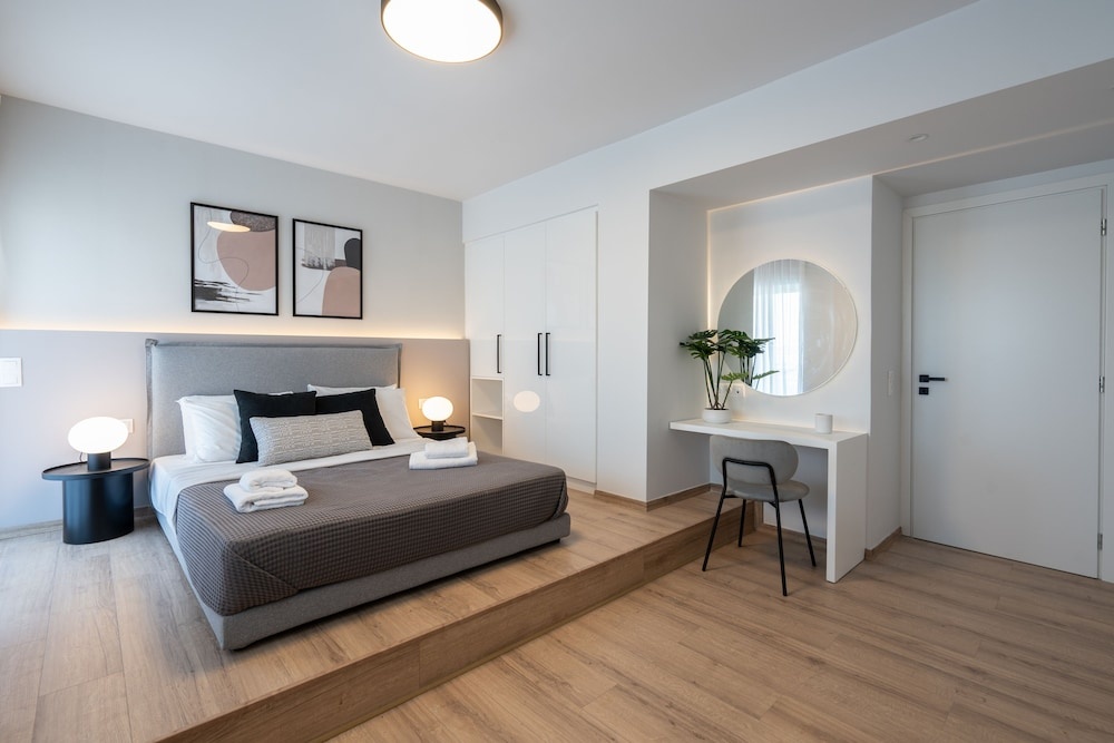 Luxury Apartment near Floisvos Marina