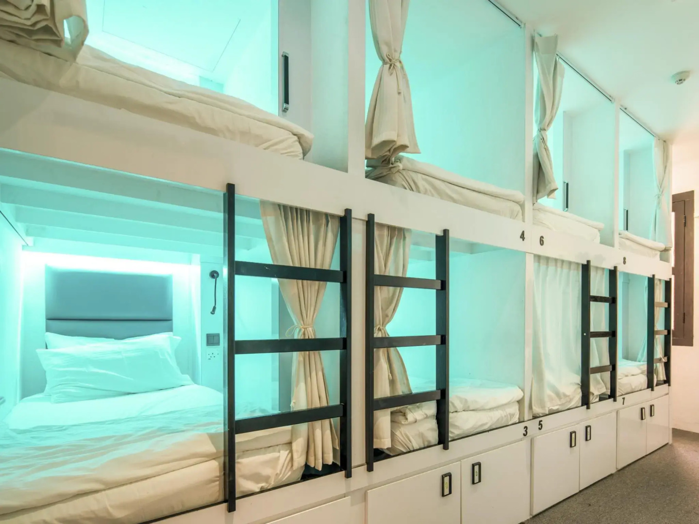 Foto - Wink at Mosque Street