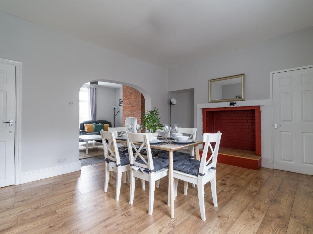 East House-sleeps 5-pet Friendly-garden-parking