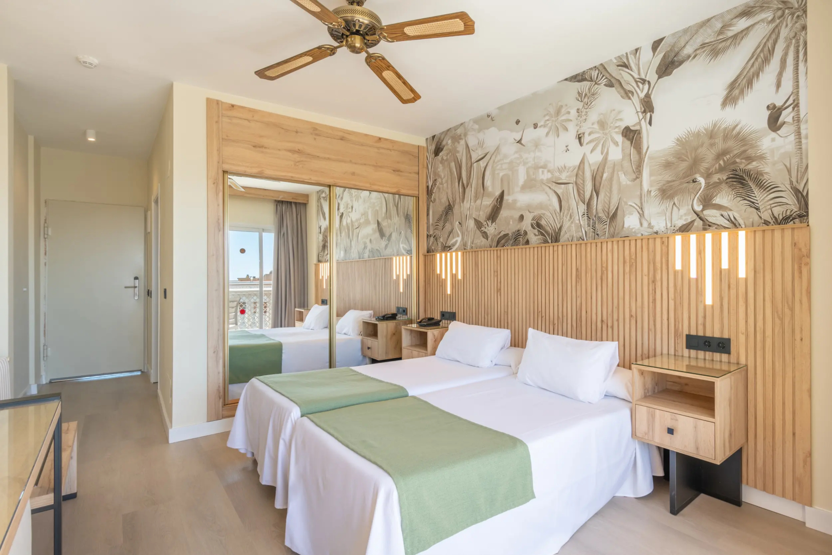 Photo - Hotel Parasol by Dorobe