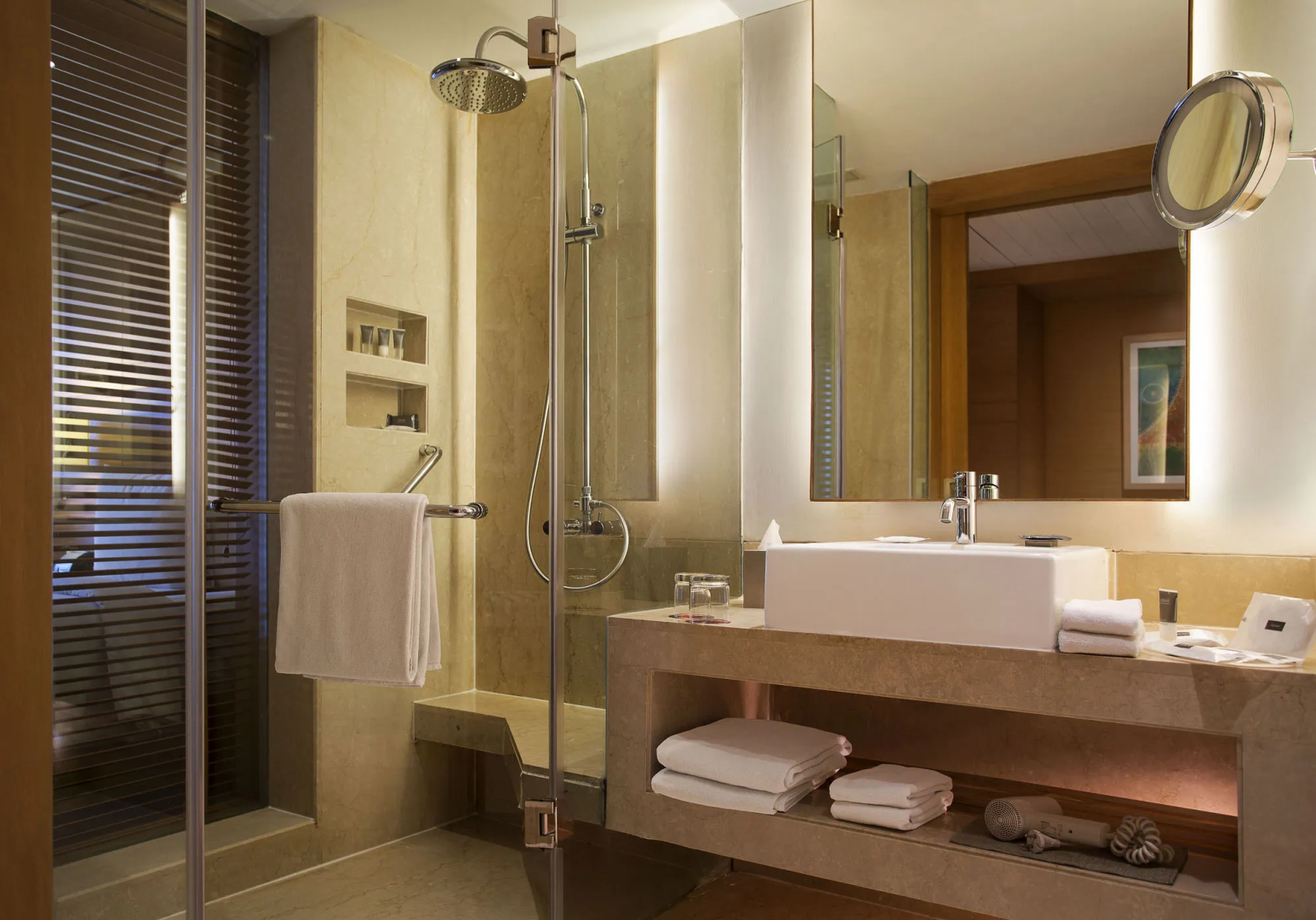 Photo - Courtyard by Marriott Gurugram Downtown