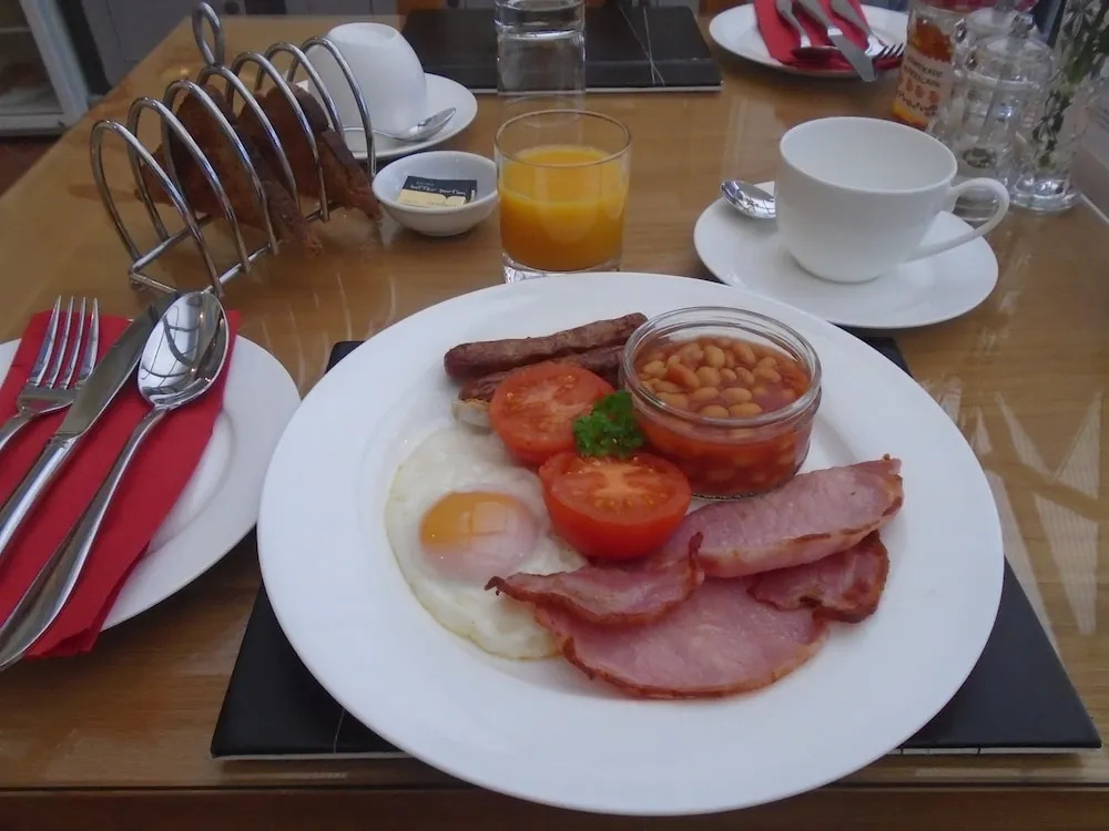 Photo - Trumbles Gatwick B&B, Peaceful Stay with Parking & Easy Airport Access