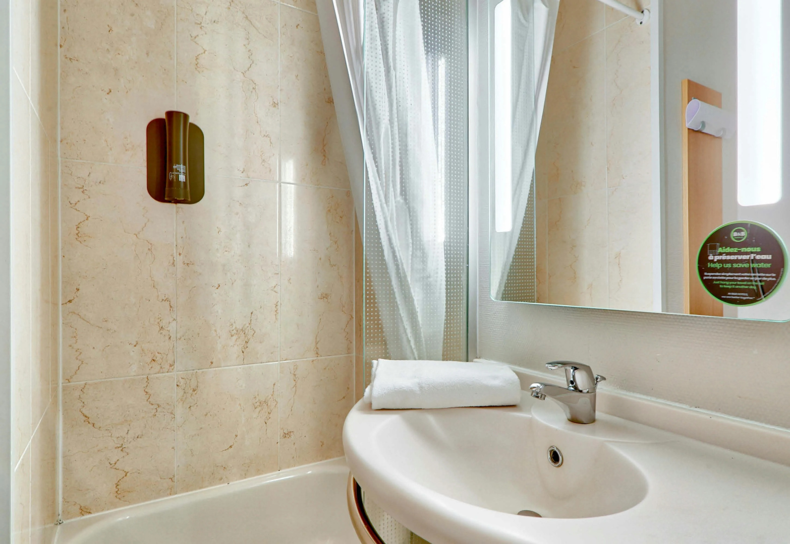 Foto - B&B HOTEL Clermont-Ferrand Le Brézet Aéroport