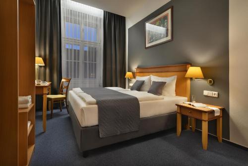 Foto - Prague Season Three Stars