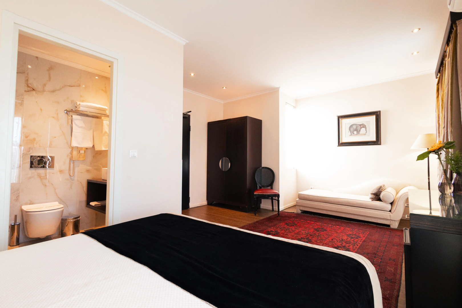 Photo - Best Western Plus Embassy Hotel