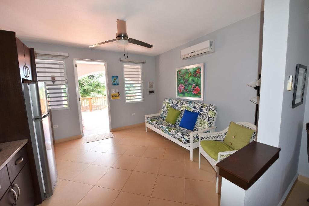 Isabela Villa sleeps 40, pool, Jacuzzi, BBQ, power plant, volley, pool table