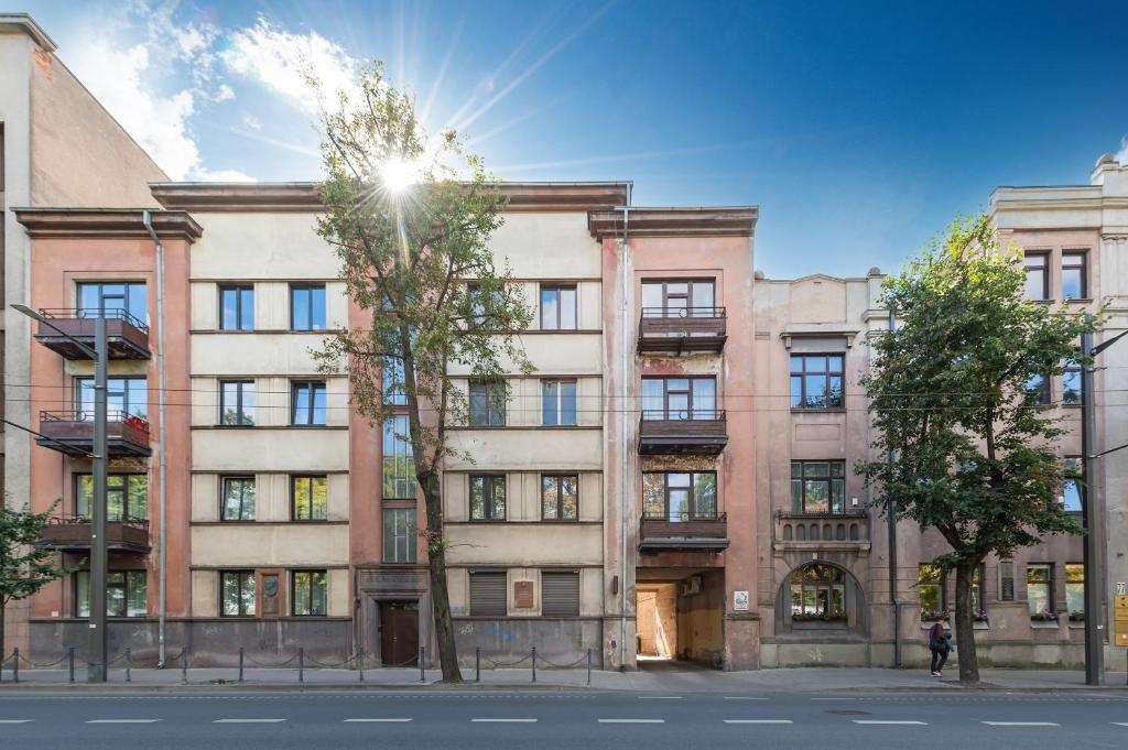 Downtown 4BD Master Apartment by Hostlovers