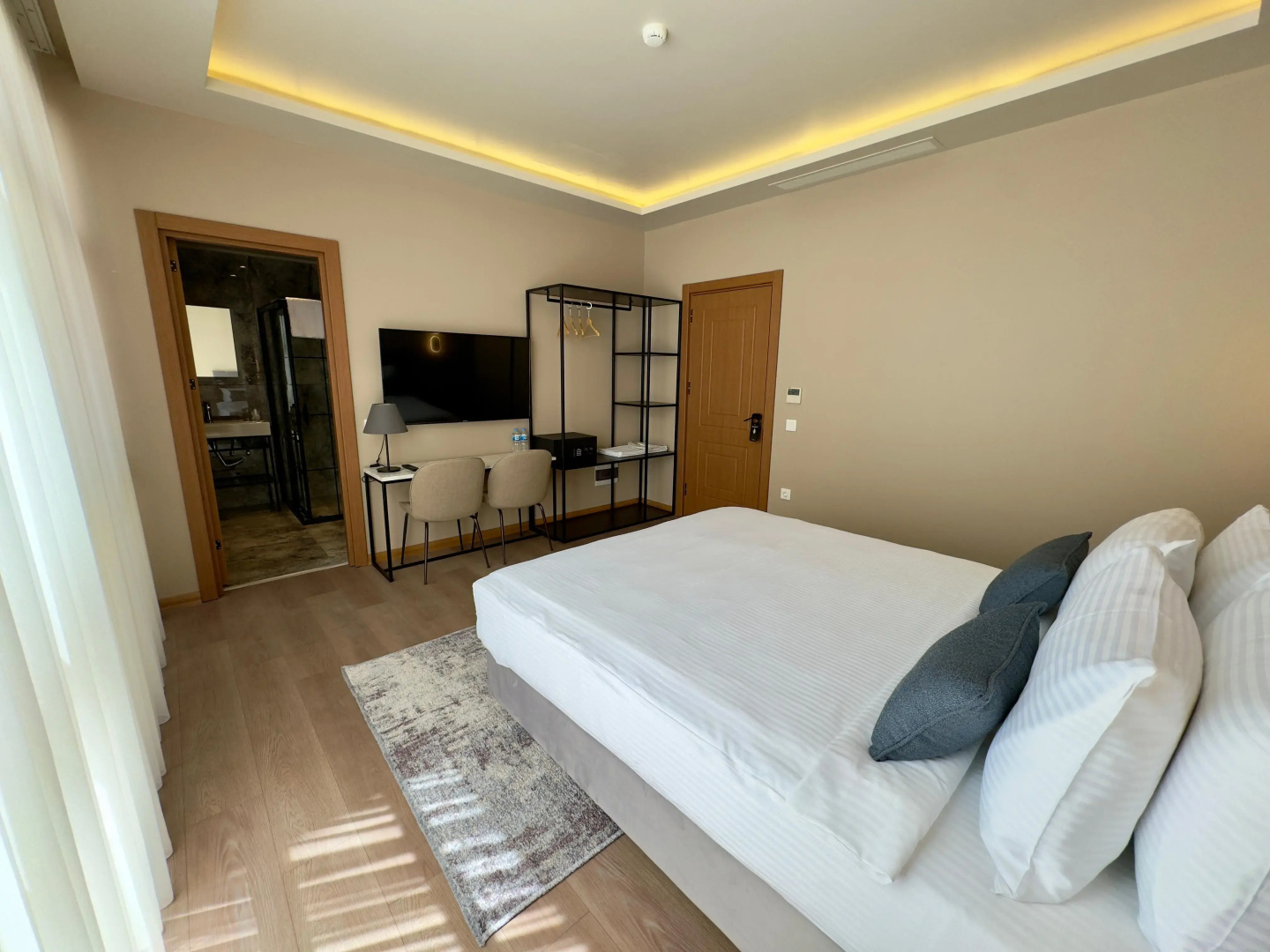Photo - Weingart Suites Hotel