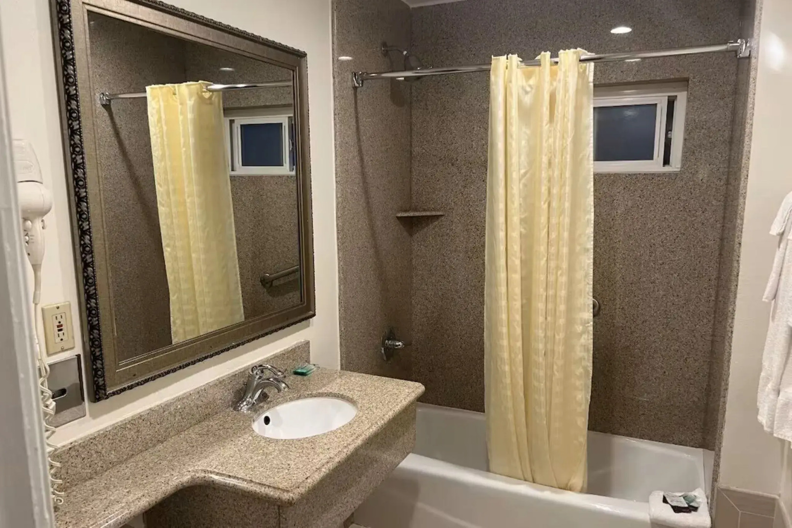 Photo - Redondo Inn and Suites