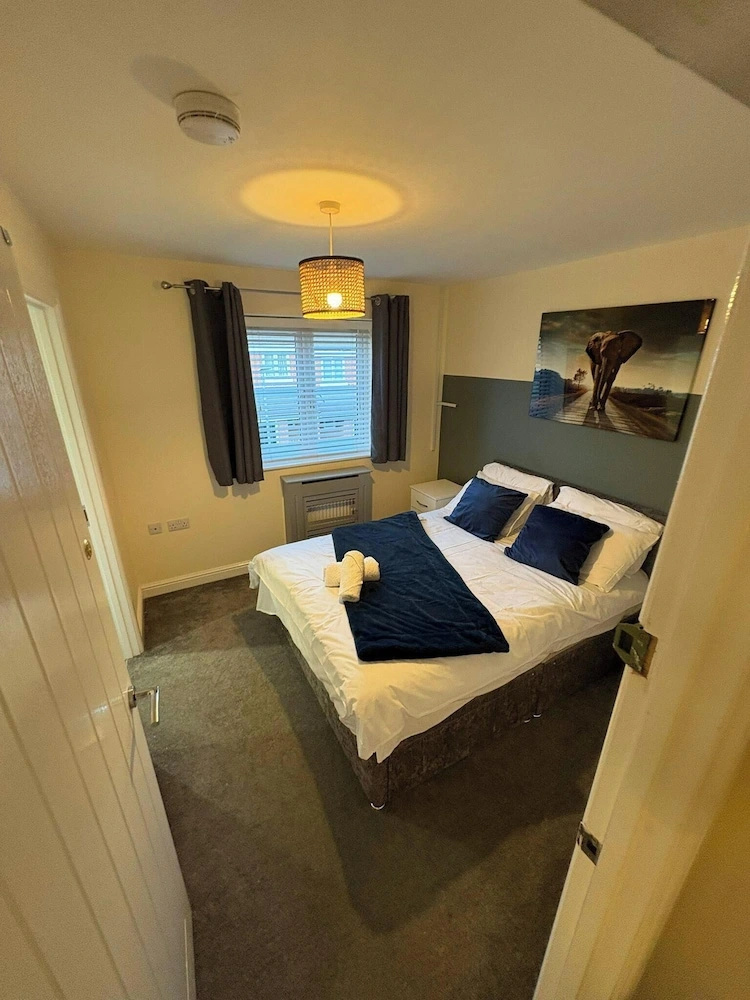 Spacious 3-bed House - Sleeps 8, Garden & Parking