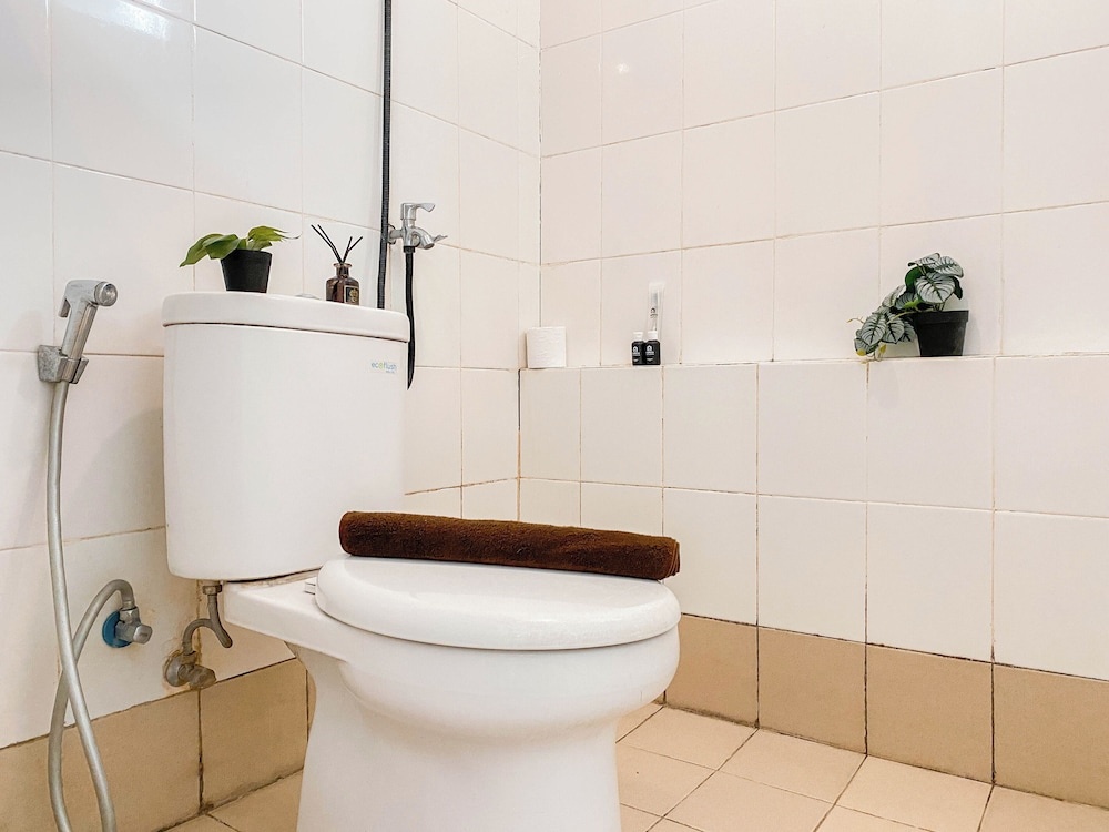Best And Homey 2Br At Bassura City Apartment