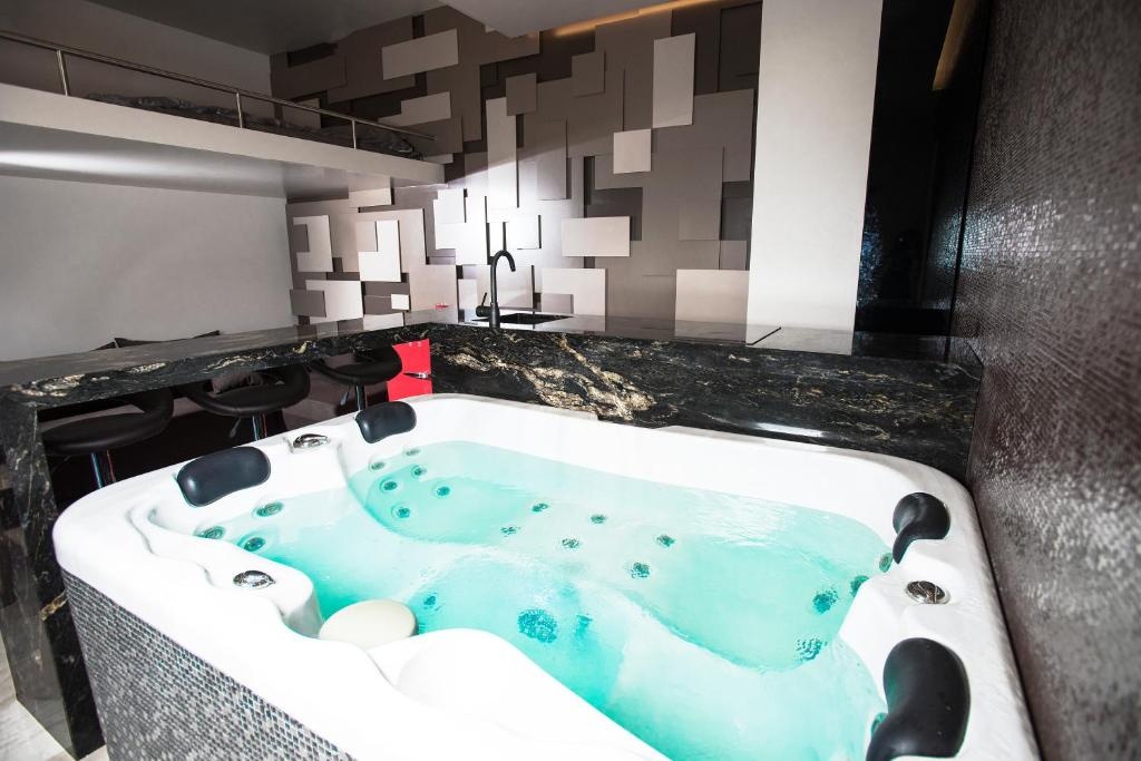 Secret Lounge - Cozy Studio with Sauna and Jacuzzi