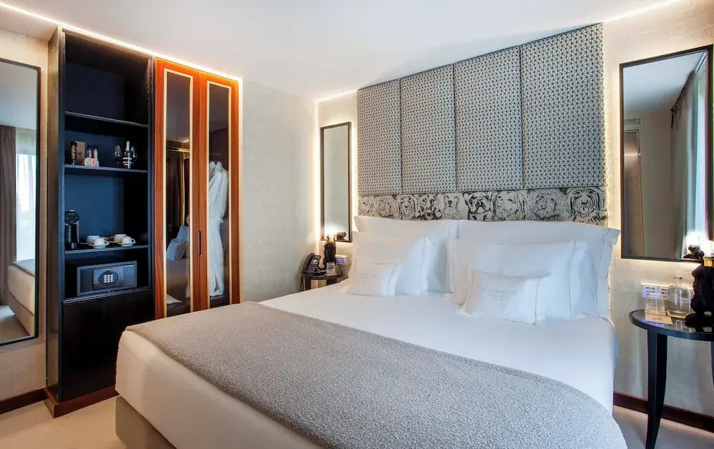 Photo - Wine & Books Porto Hotel - Small Luxury Hotels Of The World