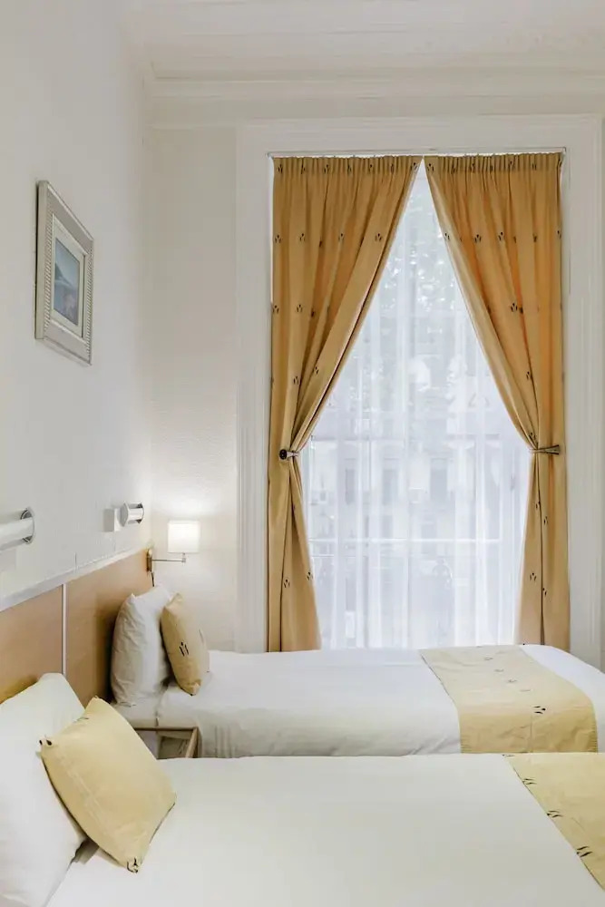 Photo - Falcon Hotel