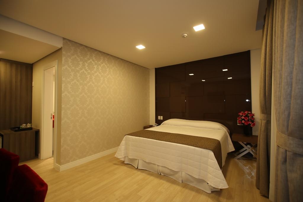 Holiday & Business Hotel - Ao lado do Centro de Eventos e Arena Conda