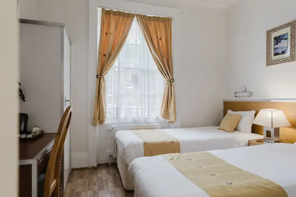 Photo - Falcon Hotel