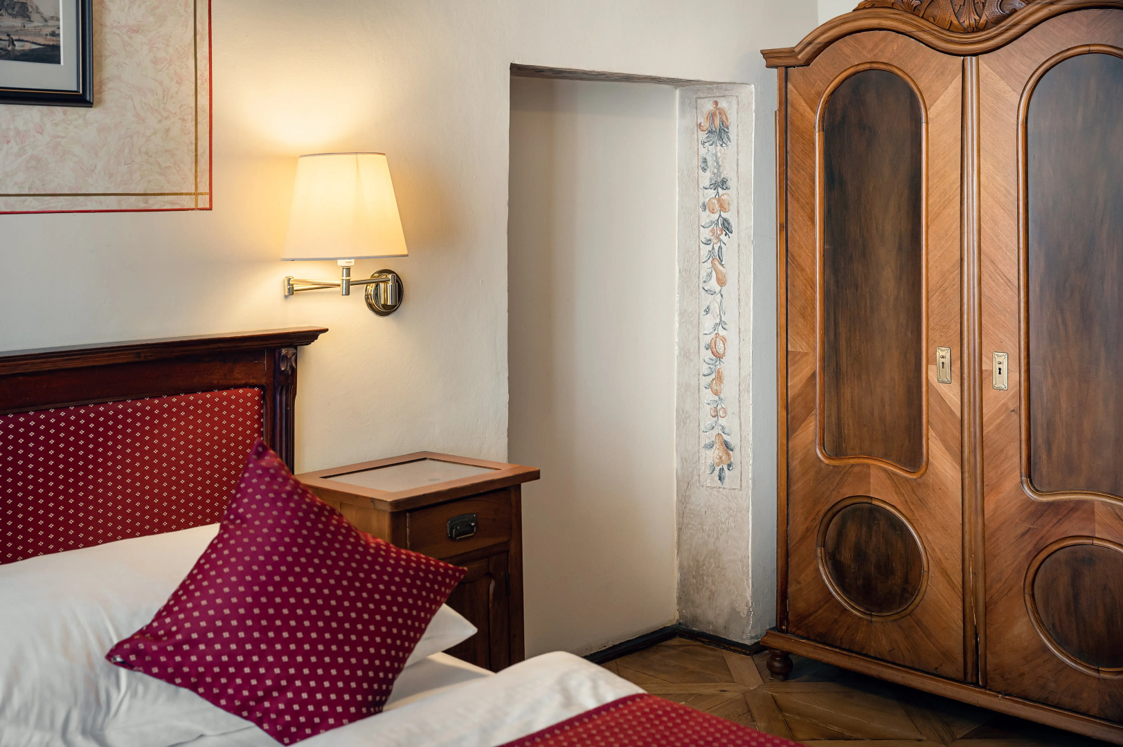 Photo - Archibald At the Charles Bridge