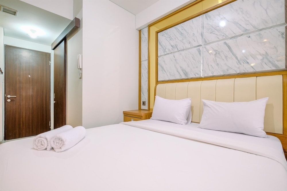 Cozy And Homey Studio Room Transpark Cibubur Apartment