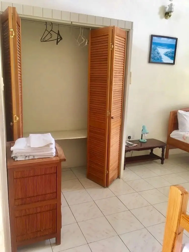 Dennis Hideaway Guesthouse Restaurant